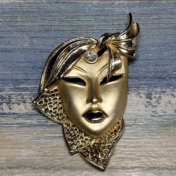 Elegant Two Face Mask Brooch. - Picture 6 of 8
